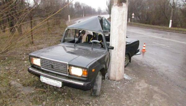 На трассе «Черкесск – Домбай» легковушка врезалась в световую опору